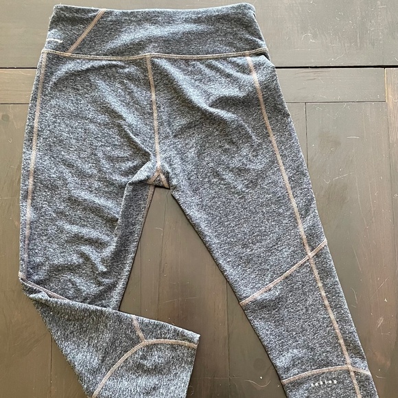 Oakley women’s size small mid calf stretch gray sporting leggings - Picture 1 of 7